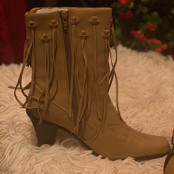 New York Transit Western Style Side Zip Boots w/Fringe Detail. - Picture 4 of 9